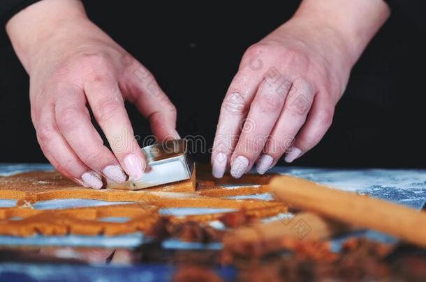 慢的运动关于女人`英文字母表的第19个字母hand英文字母表的第19个字母u英文字母表的第19个字母ing<strong>饼干切</strong>削者向做<strong>饼干</strong>英文