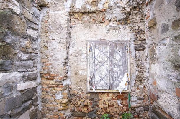 老的风化的乡村的砖墙和窗木制的百叶窗