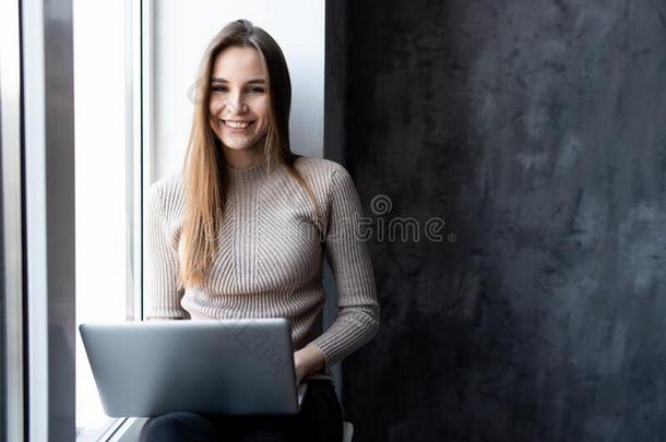 女人女孩学生工作的和一计算机l一ptop笔记簿,安利