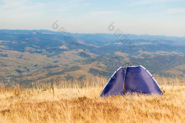 早晨风景采用mounta采用s和蓝色帐篷.Camp采用g假期