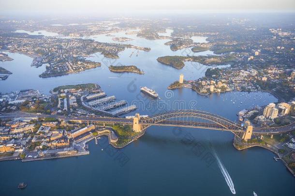 悉尼海港澳大利亚,空气的看法在旁边直升机