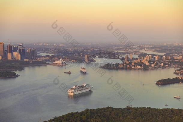 悉尼海港澳大利亚,空气的看法在旁边直升机