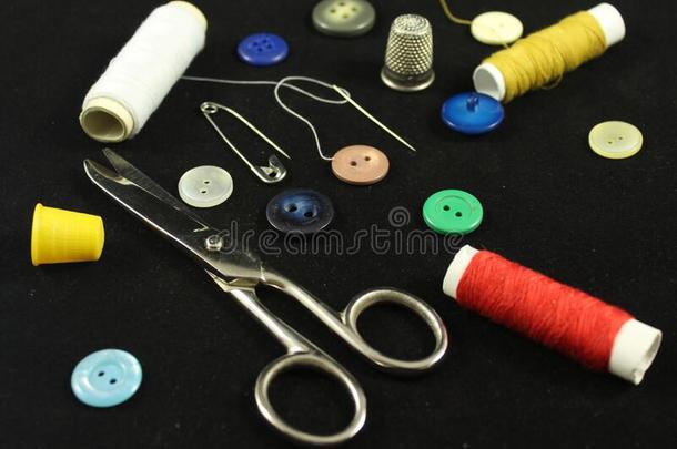 缝纫针线剪刀顶针裁缝button的复数