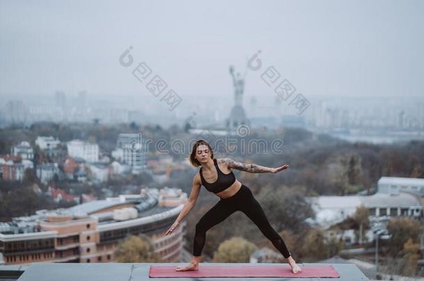 女人开业的瑜伽向指已提到的人席子向指已提到的人屋顶和做瑜伽人名