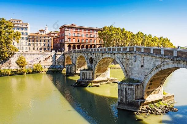 古老的<strong>石头桥</strong>采用罗马.意大利