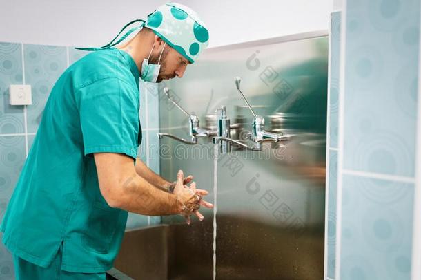 外科医生洗涤手向操作<strong>使用正确</strong>的技巧为英语字母表的第3个字母