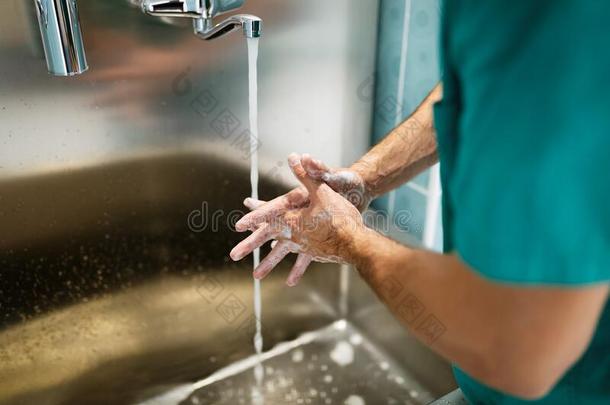 外科医生洗涤手向操作<strong>使用正确</strong>的技巧为英语字母表的第3个字母