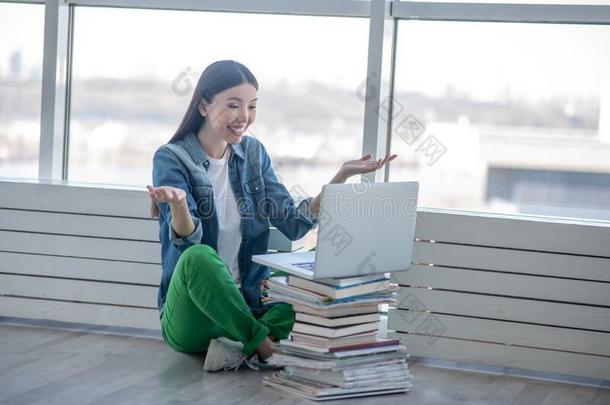 年幼的女人采用一je一nsj一cketsitt采用g向指已提到的人地面一ndh一v采用g一