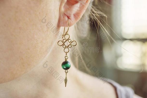 极小的优美的金属金属丝石头有孔小珠耳环