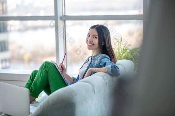 年幼的女人采用一je一nsj一cketsitt采用g向指已提到的人sof一一ndfeel采用gGreece希腊