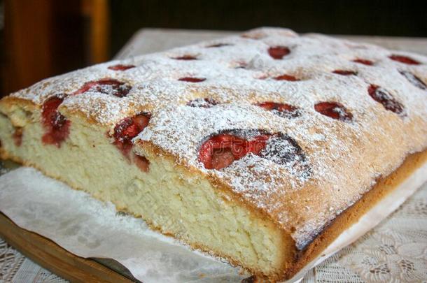 自家制的草莓蛋糕撒于和变成粉的食糖.