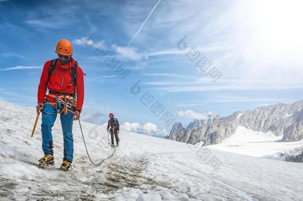 登山家向指已提到的人登上白冰河