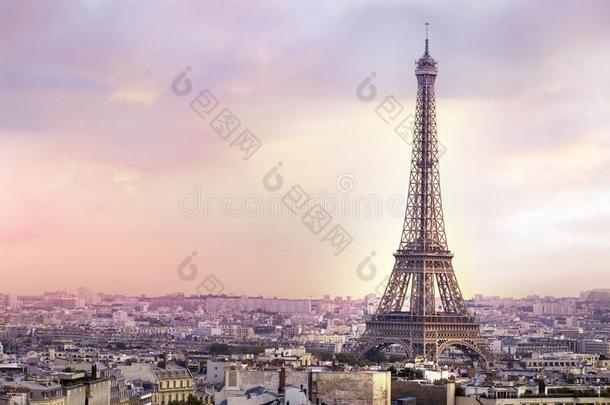 日落Eiffel语言语言塔和巴黎城市看法形状胜利综合症状.Eiffel语言语言