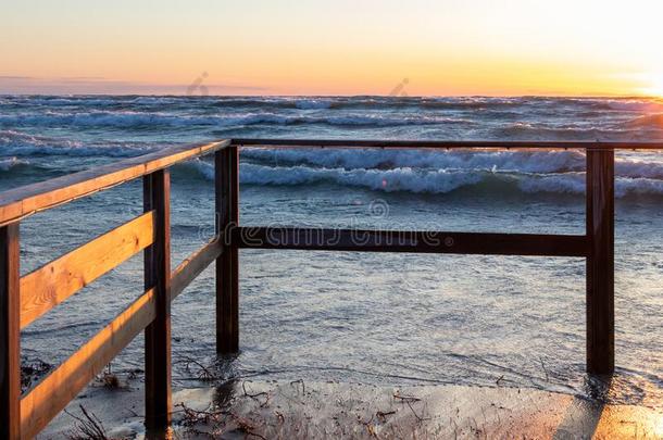 日落向湖Hur向在容易腐蚀海滩,安大略湖,加拿大