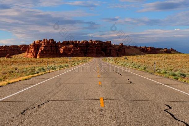 岩石形成和路穿过犹他州,美利坚合众国