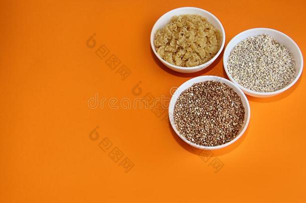 蓼科荞麦属,珍珠大麦,意大利粉采用盘子