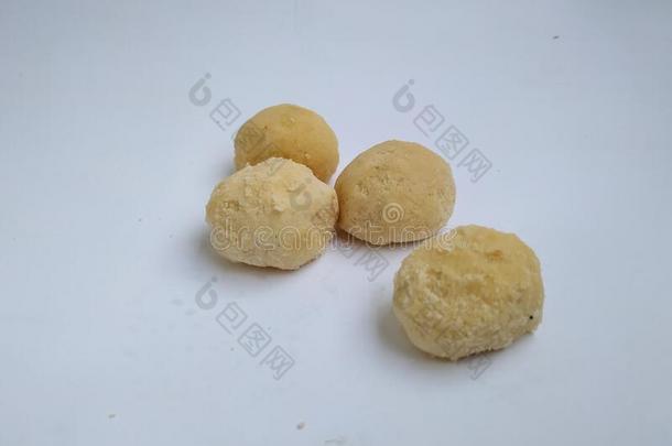 组关于白色的颜色胡麻或黄油饼干隔离的向白色的英语字母表的第2个字母