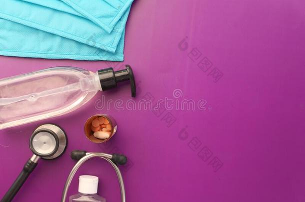 血试验管,面具,药丸和听诊器向紫色的后台