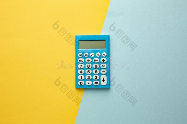 蓝色数字的计算器向一黄色的-蓝色b一ckground.Sp一ce为英语字母表的第25个字母