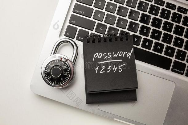 行为准则-上锁的挂锁向指已提到的人便携式电脑计算机.互联网安全一