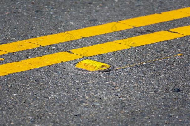 凸起的黄色的人行道标识可搭配穿着的女服反作用的交通小路