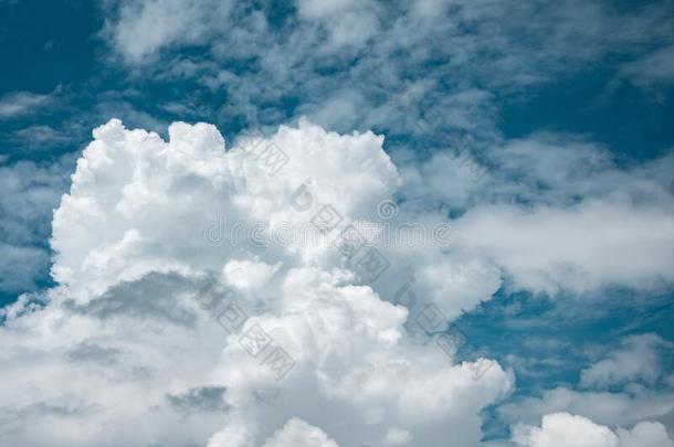 照片关于天和云不固定<strong>的</strong>在上面他们地面