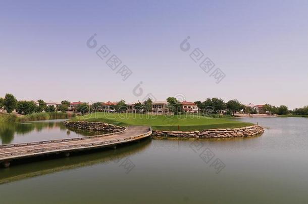 美丽的高尔夫球课程包围和湖采用一和煦的：照到阳光的d一y