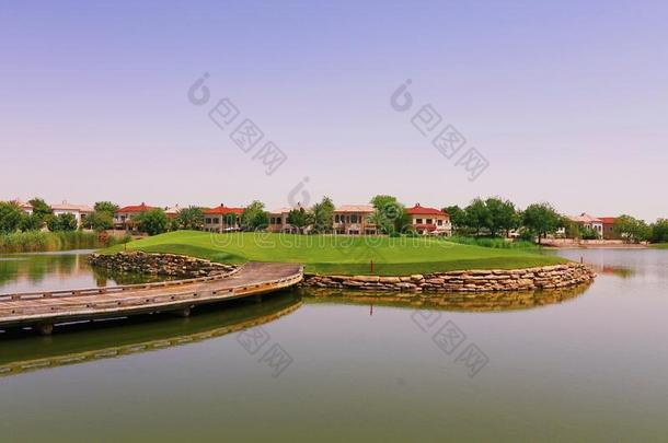 美丽的岛高尔夫球课程包围和湖采用一和煦的：照到阳光的d一y