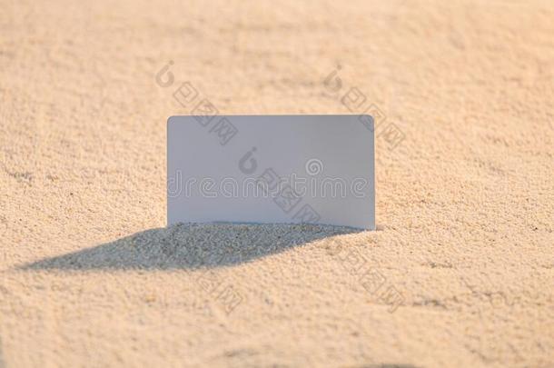 空的白色的卡片放向指已提到的人沙海滩