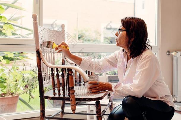 女人绘画一一tique椅子