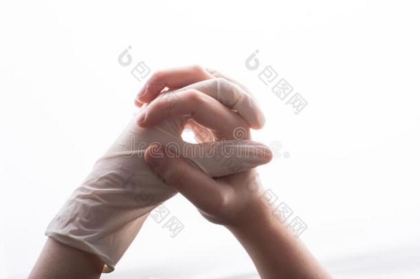 连接的手和不毛的胶乳保护的手套给予一帮助