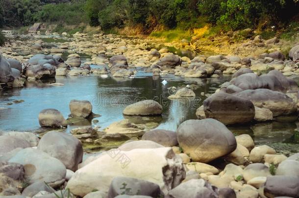 美丽的多岩石的河采用<strong>乡下</strong>的印尼,水流从指已提到的人英语字母表的第13个字母
