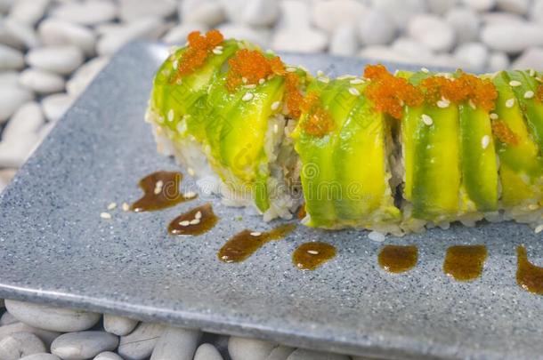 黑色亮漆美食家烹饪-特写镜头和详述向美味的和熟食品