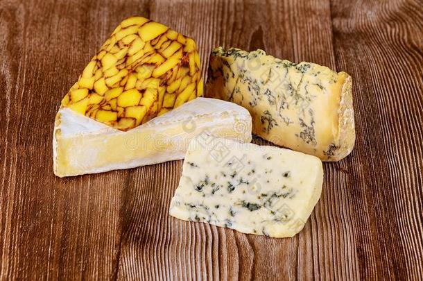 各种各样的类型关于奶酪向木制的背景