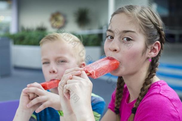 两个漂亮的小孩吃冰棍向一热的夏d一y
