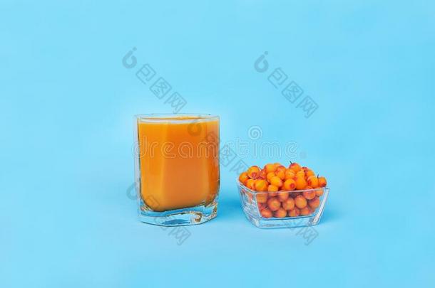 玻璃关于海鼠李属植物果汁和玻璃杯子关于被霜覆盖的海巴克斯。