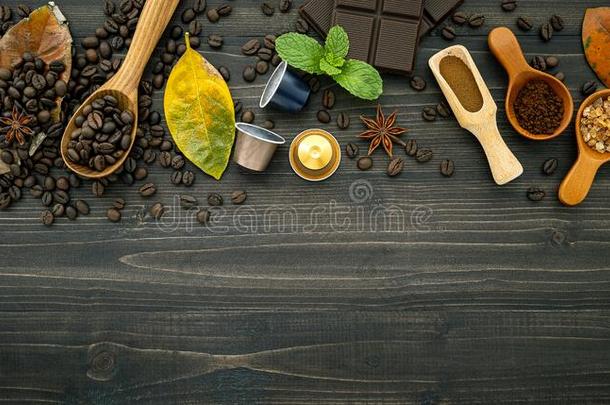 <strong>咖啡豆</strong>豆,<strong>咖啡豆</strong>胶囊和<strong>咖啡豆</strong>粉向黑暗的木制的波黑