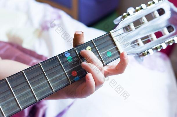 一女孩学习向比赛吉他在家关在上面向手