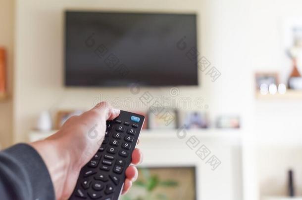 手和电视电视机遥远的控制开关电视向在家