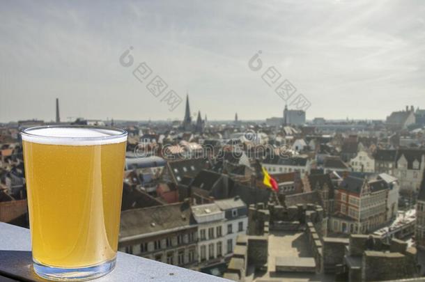 玻璃关于啤酒和看法关于在历史上重要的城市中心采用布鲁塞尔