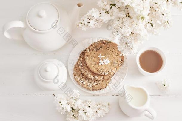 茶水放置,甜饼干和白色的丁香花属向厨房表.幸福的出生地