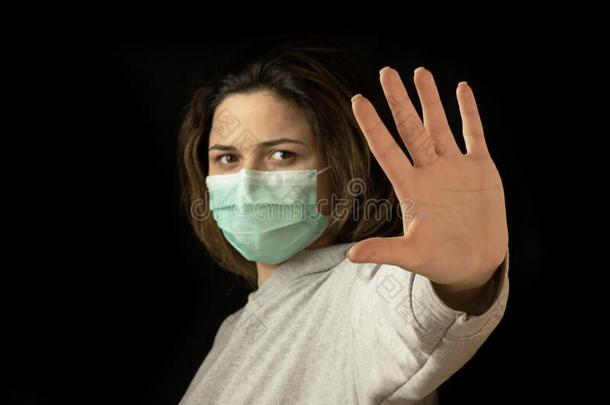 停止指已提到的人病毒和流行病疾病.健康的女人采用蓝色中值