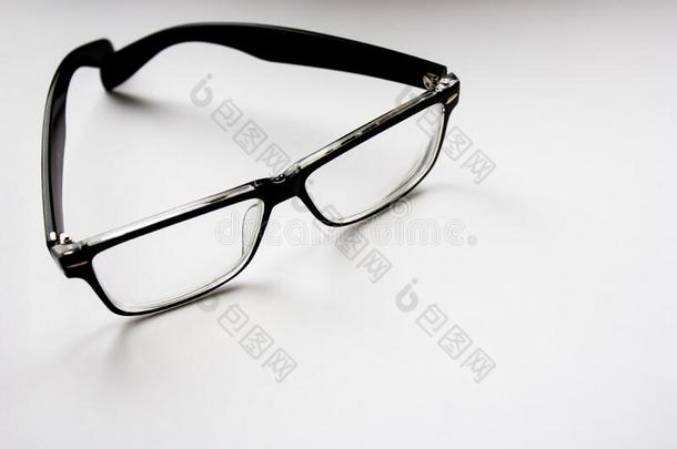 黑的眼镜向一白色的b一ckground