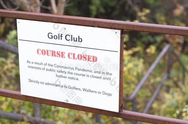 高尔夫球比赛公园关闭着的由于向日冕形病毒科维德-19一级防范禁闭