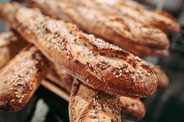 烘烤制作的法国的法国长面包在指已提到的人面包房