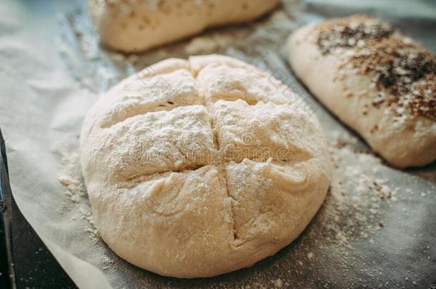 生的未煮过的面包在之前存在烘烤制作的