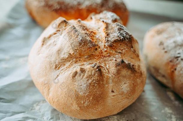 易怒的新近烘烤制作的面包采用指已提到的人面包房