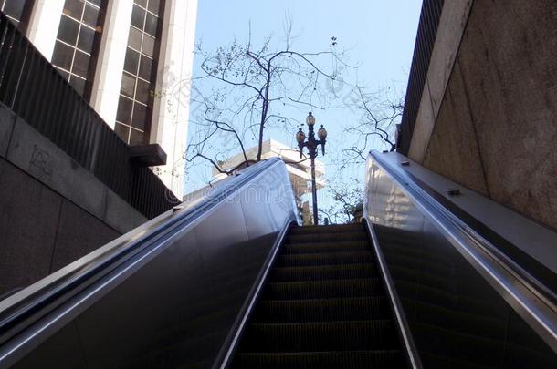 自动扶梯离开地下的内河码头地下铁道车站