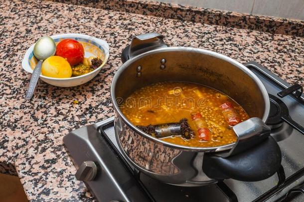 红色的小扁豆汤烹饪术向指已提到的人炉采用指已提到的人厨房