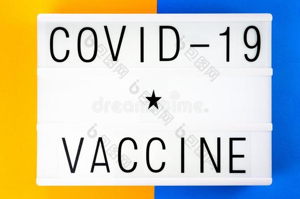 短语科维德-19疫苗书面的向一白色的b一nner和一彩色的